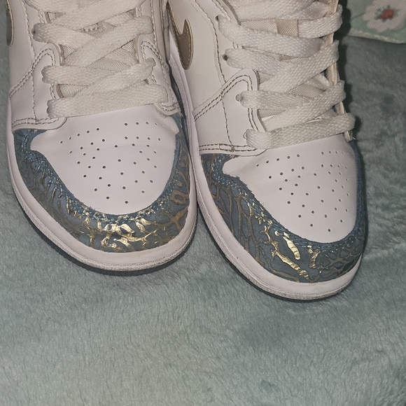 Jordan 1 Mid Unc To Chi Size 13C Kids' White, Gold, Red, and Blue Sneakers - Picture 8 of 16